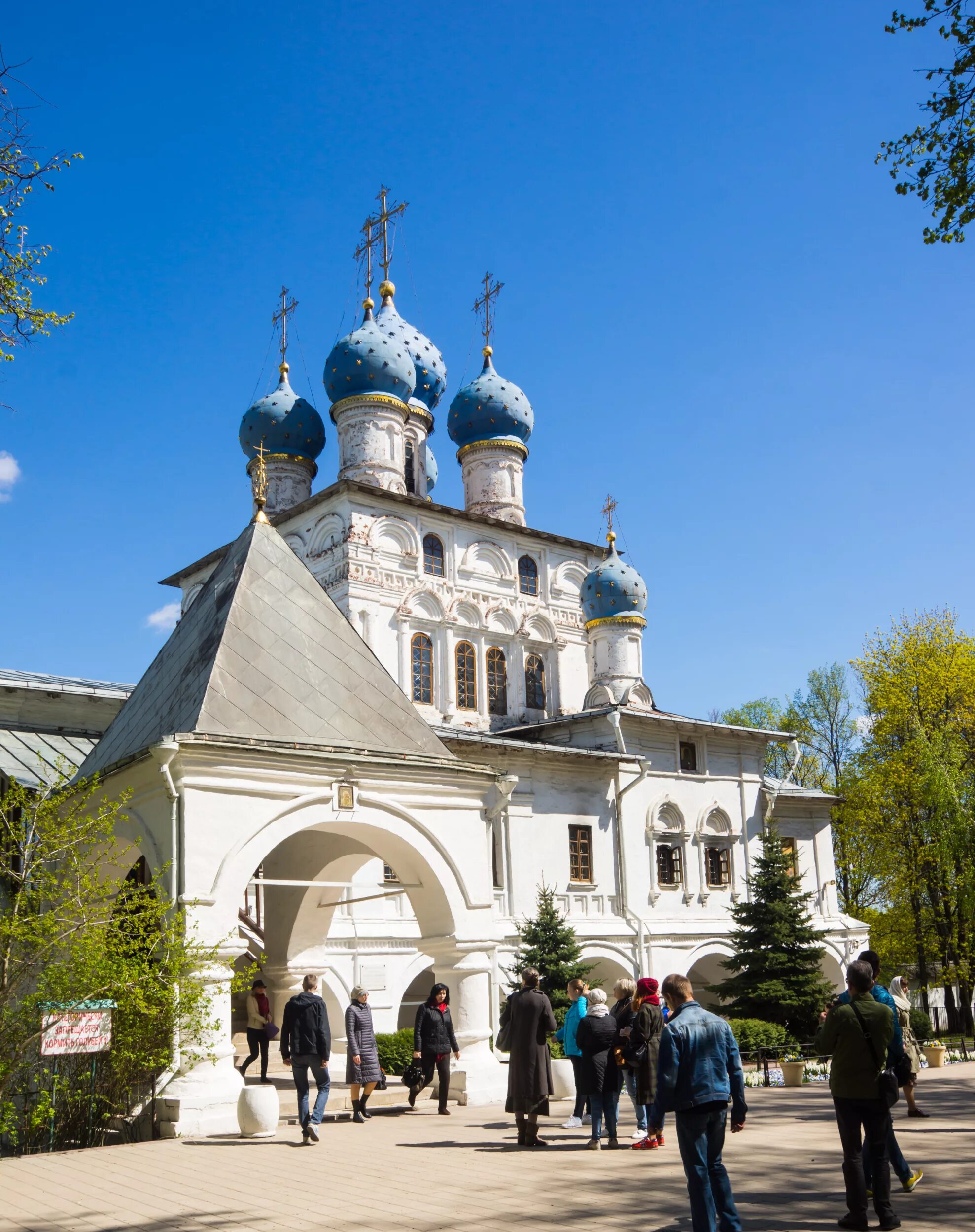 Петровский парк церковь. Храм парковый. Троицкий храм воронцовский парк. Благовещенский храм в петровском парке. Храм парковый.