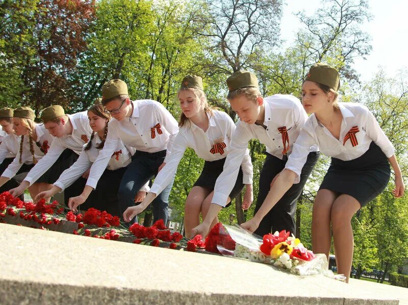 Женщина 22 июня. Возложение цветов школьники. Школьники возлагают цветы. Школьники возлагают цветы к памятнику. Возложение цветов к памятнику школьниками.