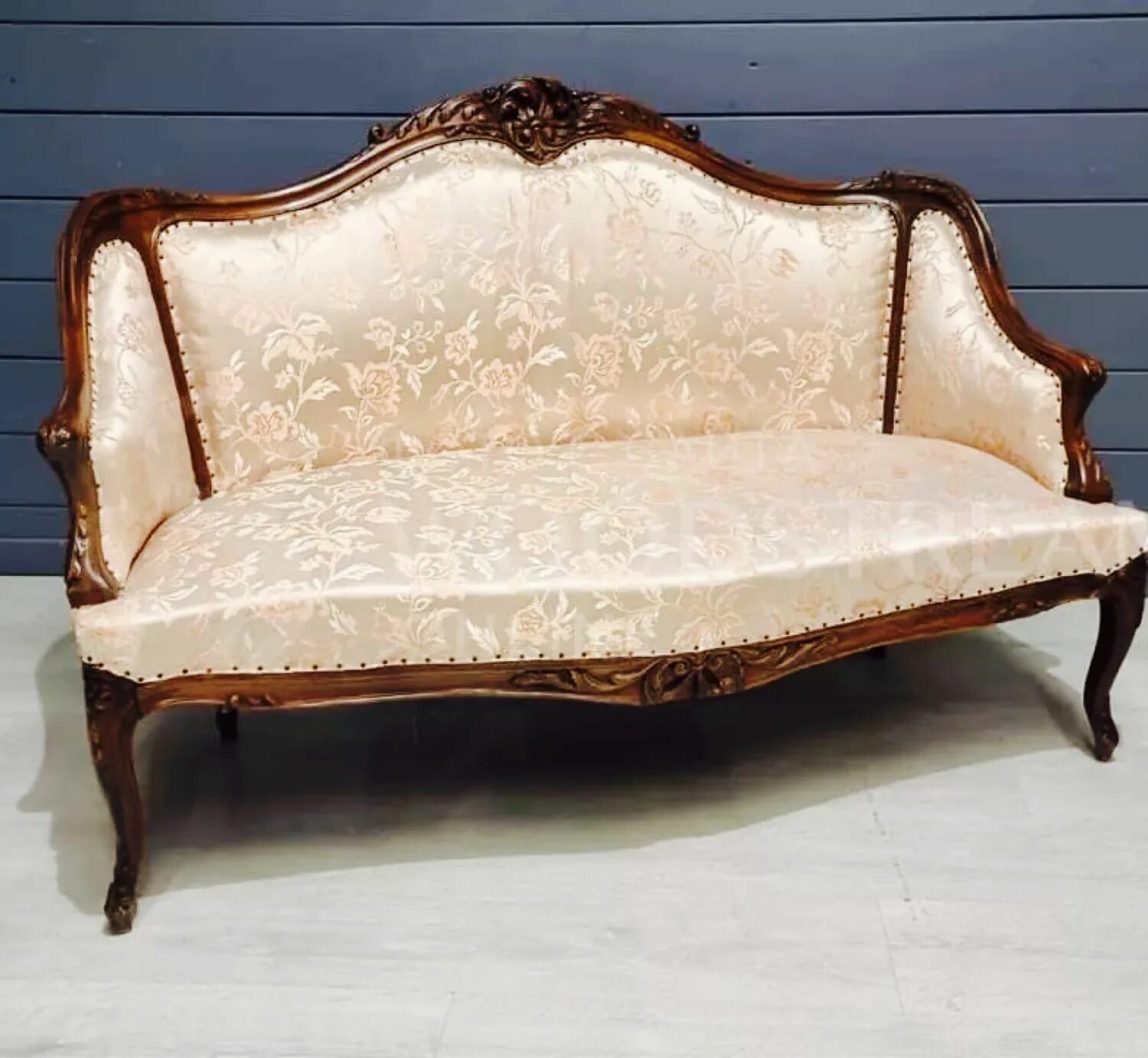 Диван в стиле винтаж. Винтажная софа. Диван в старинном стиле. Диванчик винтаж. Классический диван на ножках.