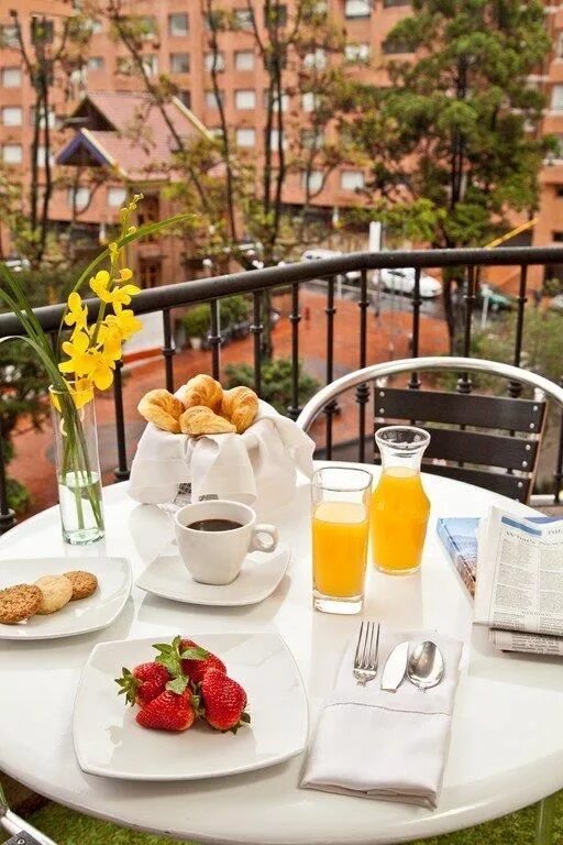 Красивый завтрак. Красивый завтрак на террасе. Завтрак в кафе. Завтрак на веранде. Завтрак в летнем кафе