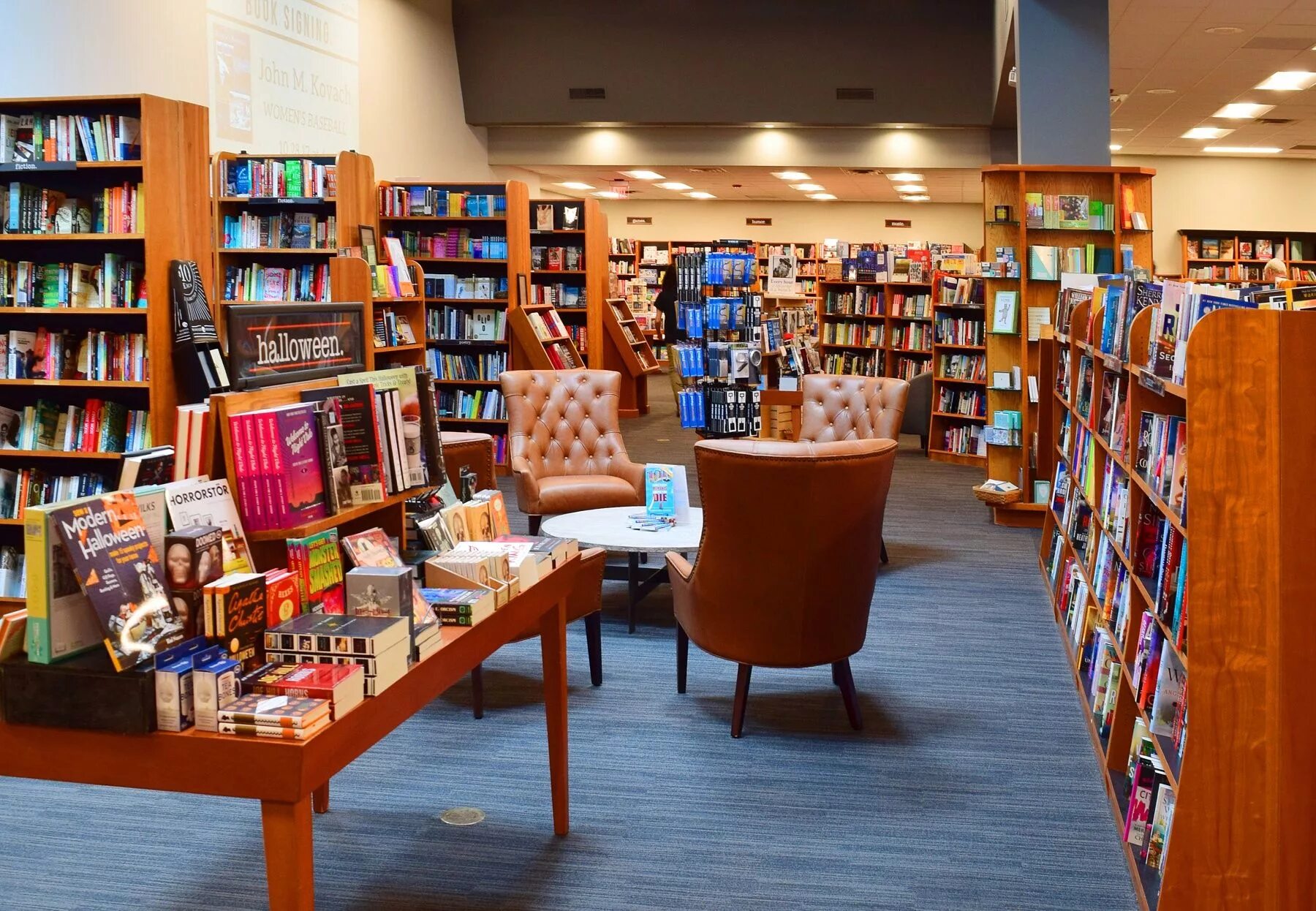 Ld library. Книжный магазин. Красивый книжный магазин. Bookshop книжный магазин. Книжный магазин внутри.