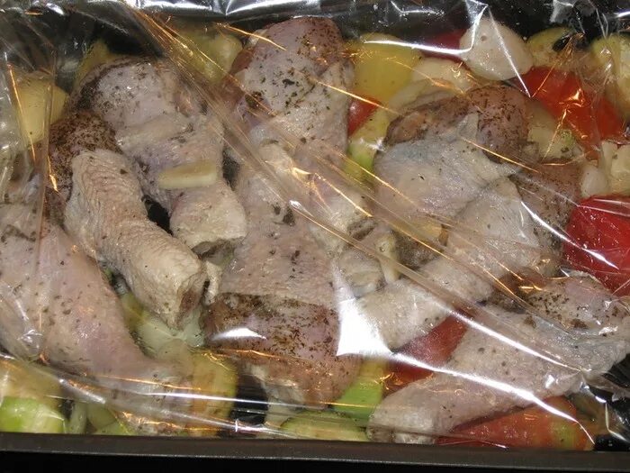 бедро куриное в пакете для запекания. окорочка с картошкой в рукаве в духовке. куриные бедра в духовке в рукаве для запекания. куриные бедра в пакете для запекания. голень в рукаве в духовке.