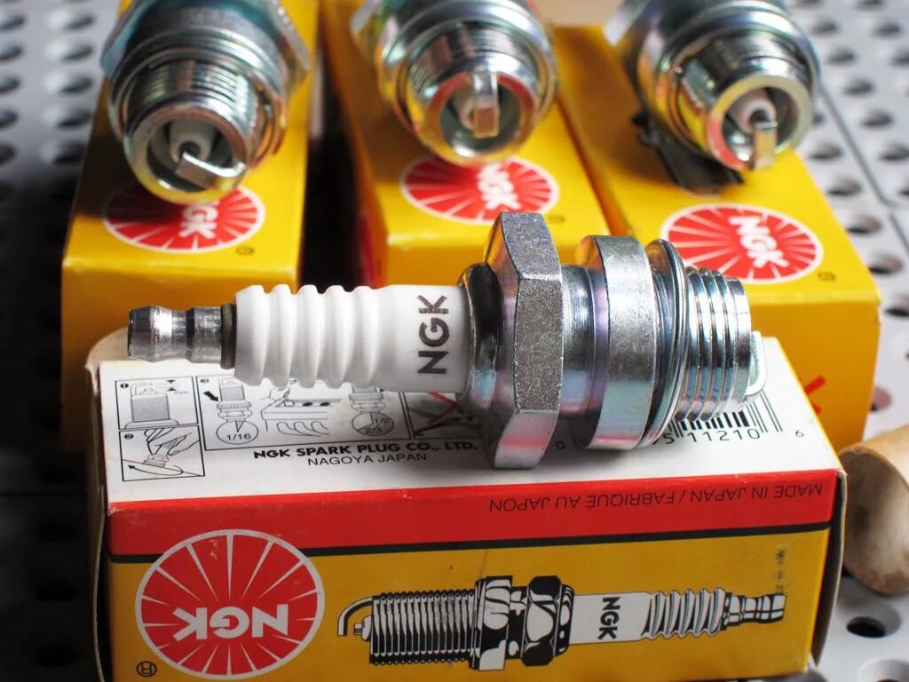 Свеча зажигания на автомашина газ 53. Свечи газ 53 ngk. Свечи на газ 53. Свечи газ 53. Свечи на газ 53.