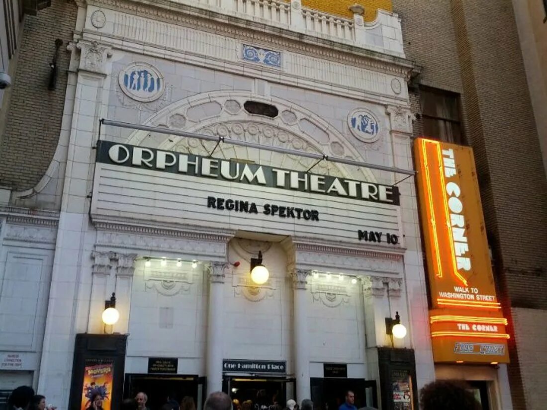 Бостонский театр Orpheum. Orpheum Theatre США фото. СС Бруклайн театр Бостон. Hamilton New York Theatre. Theater boston