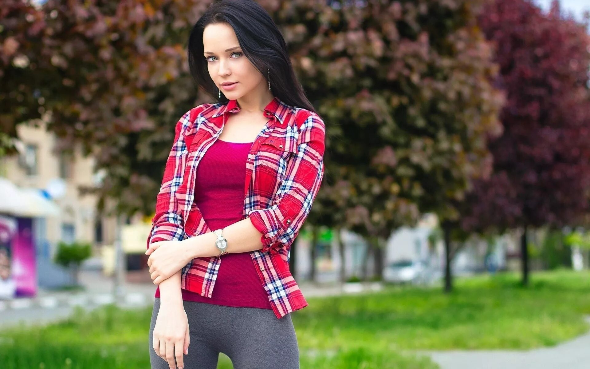 Девушка в кожанке. Девушка в шортиках и топике. Красивые девочки из соцсетей. Кавказские девушки. Кавказские девушки в юбках.