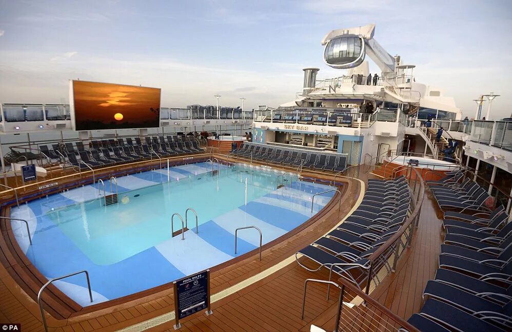 The better seas. Круизный лайнер квант морей/quantum of the seas. royal caribbean international класс quantum. oasis of the seas бассейны. квантум оф зе сиз лайнер.
