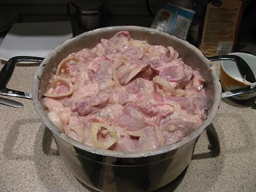 В чем мариновать мясо. Сколько мариновать мясо в минералке. Маринованное мясо для шашлыка. Мариновать мясо в воде. Маринад для шашлыка.