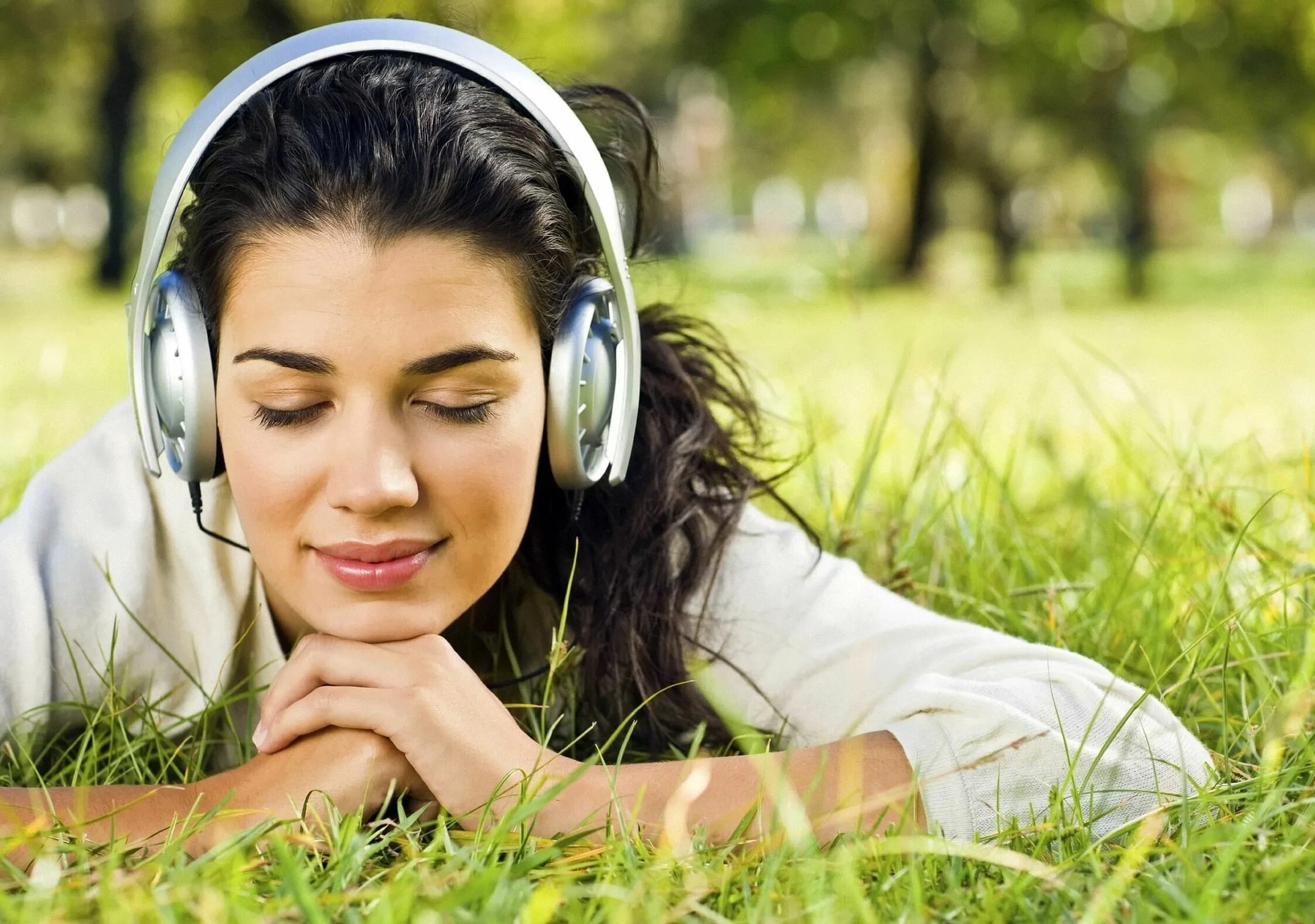 Дирижер иван глинка симфонический оркестр спб. Слушать успокаивающую классическую. Музыка для медитации. Наушники на человеке. Терапия на природе.