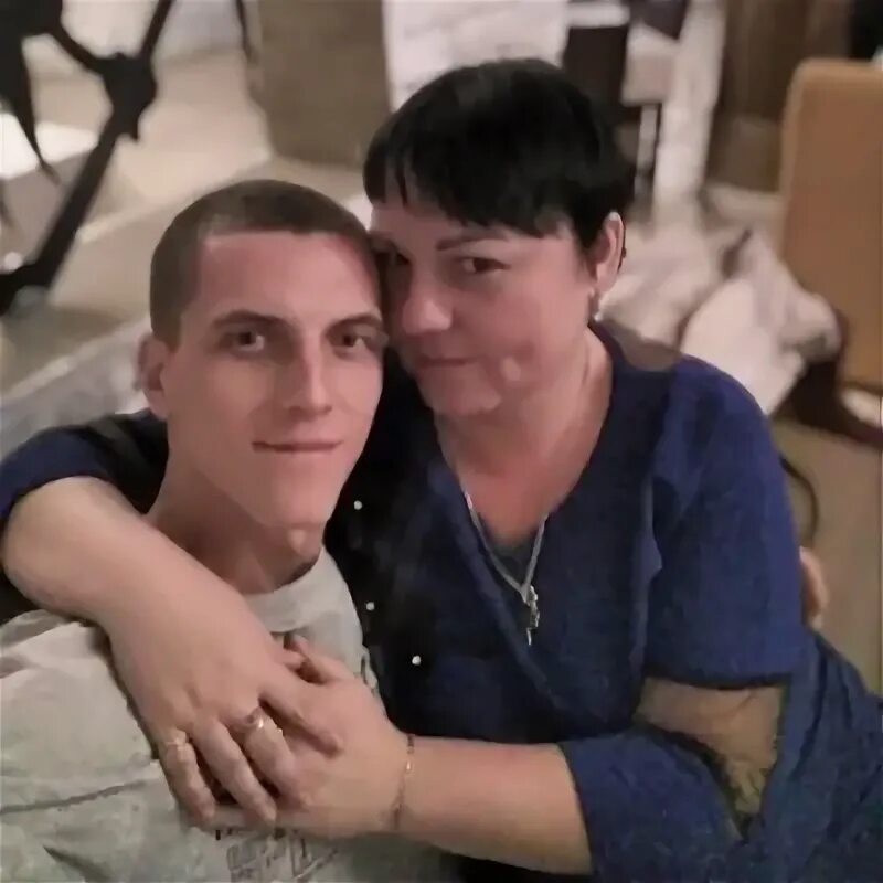Что делает любовь. Любовь жало. Любовь делает нас сильнее. Поцелуй от девушки. Любовь жало.