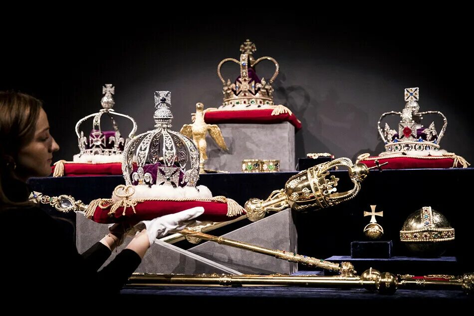 Сокровищница британской короны (the Crown Jewels).. Лондонский Тауэр Королевские драгоценности. Лондонский Тауэр Королевская сокровищница. Тауэр регалии королевы. Сокровищ британии