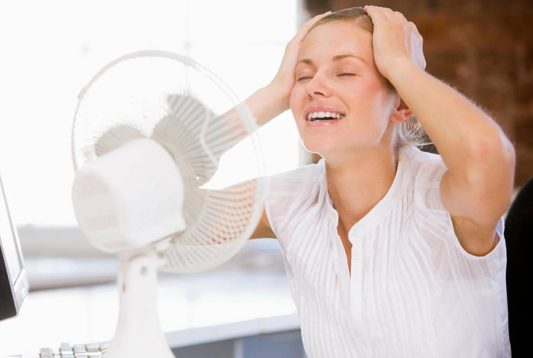 Девушка и вентилятор. Человек-вентилятор. Душно форум. Вентилятор для лица. Душно форум.