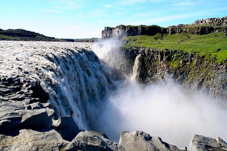 Какой самый мощный водопад. Водопад Деттифосс Исландия. Водопад Деттифосс (Dettifoss),. Самый мощный в Европе водопад Деттифосс. Бурлящий водопад Деттифосс в Исландии.