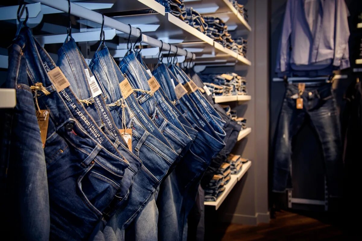 Denim магазин. Магазин джинсов мустанг. джинсовый магазин. много джинс. джинсы в магазине.