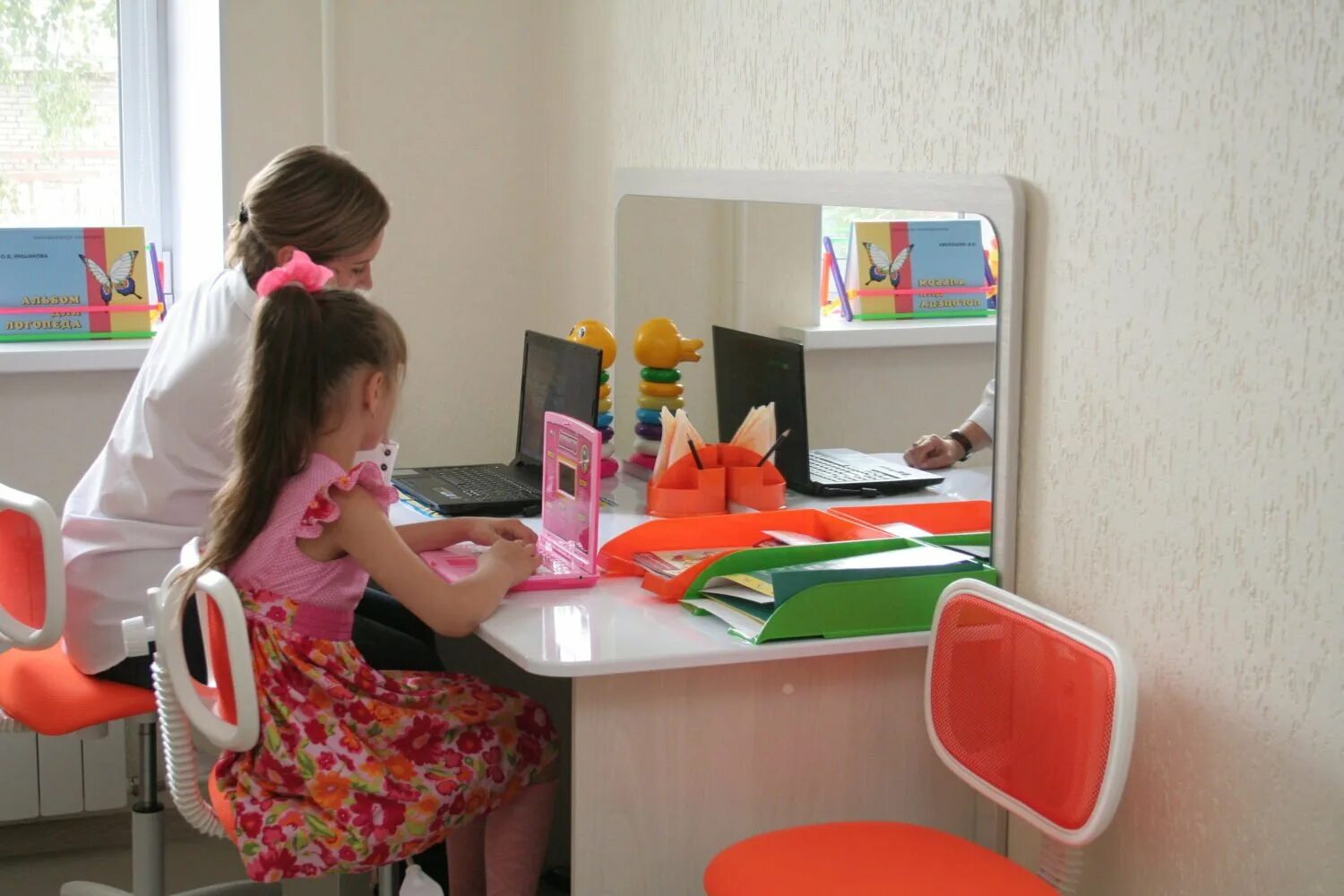 Логопед 45 Курган. Логопедический стол с зеркалом для детского сада. Стол парта логопедическая с зеркалом. Логопедические столы с зеркалом для детей. Логопедический час в логопедической группе