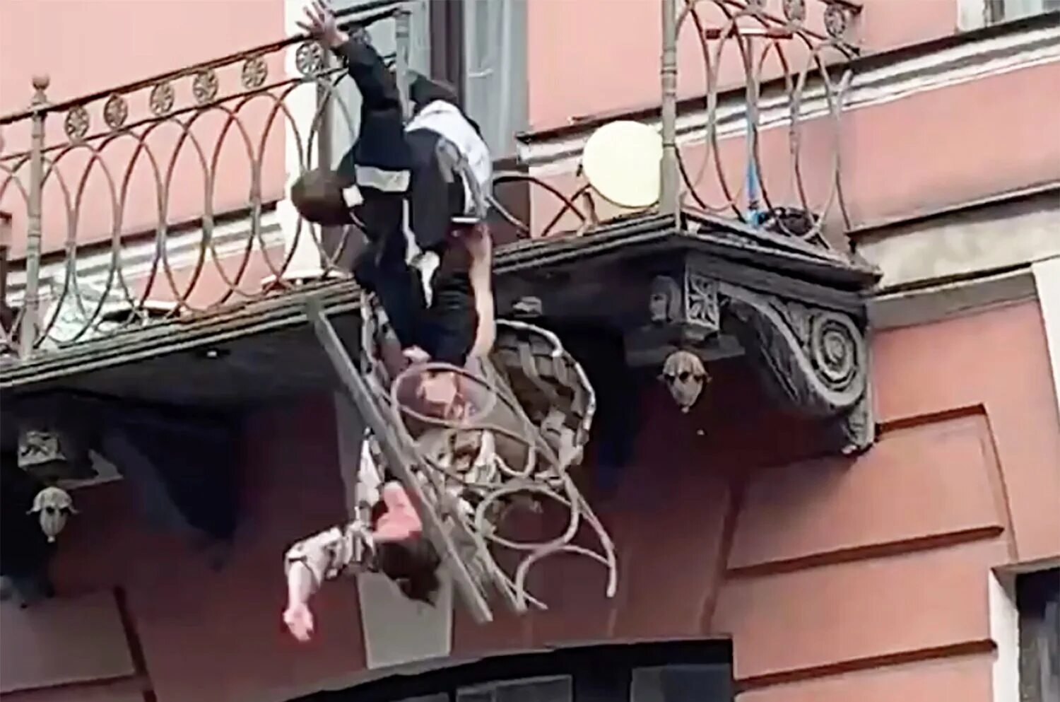 Пара упала с балкона в Петербурге. Двое упали с балкона в Питере. Мужчина и женщина упали с балкона в Питере. Выпали с балкона в Питере. Погорелов звезды с балконов