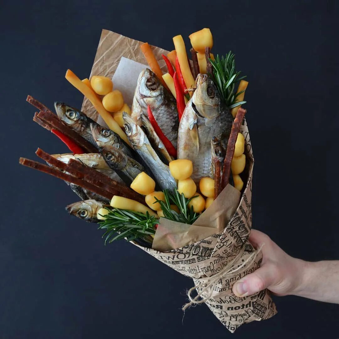 Мужской букет с пивом. Съедобные букеты для мужчин. Пивной букет. Букет из закуски для мужчин. Как собрать мужской букет.