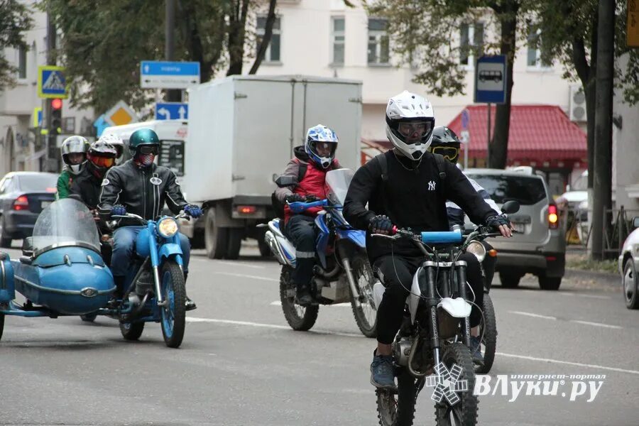 Шоу мотоциклов великий новгород. Цирк братьев мансуровых фото. Байкеры великий новгород. Мотоцикл победа. Ретро мото фестиваль.