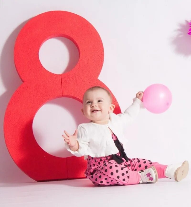 8 месячную дочь. 8 Месяцев ребенку фотосессия. Идеи фотосессии на 8 месяцев. Цифры для фотосессии малышей. Идеи фотосессии в 9 месяцев.