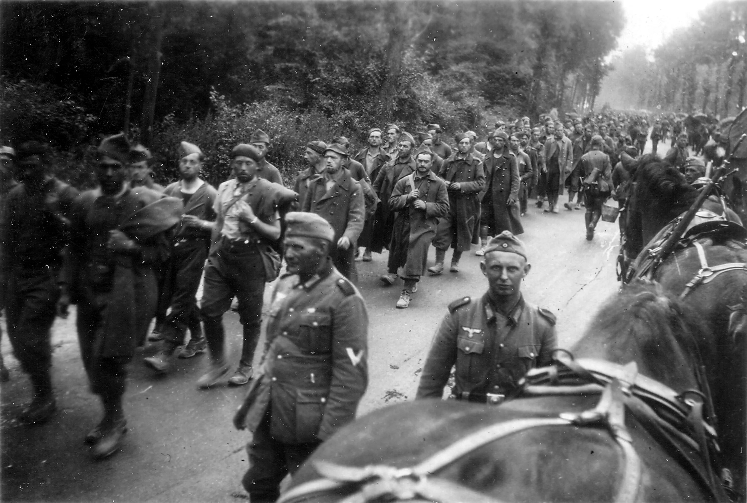 Пленные французские солдаты 1940. Колонна немецких пленных Франция 1944. V Франция 1940г. Немецкие солдаты во Франции 1940.