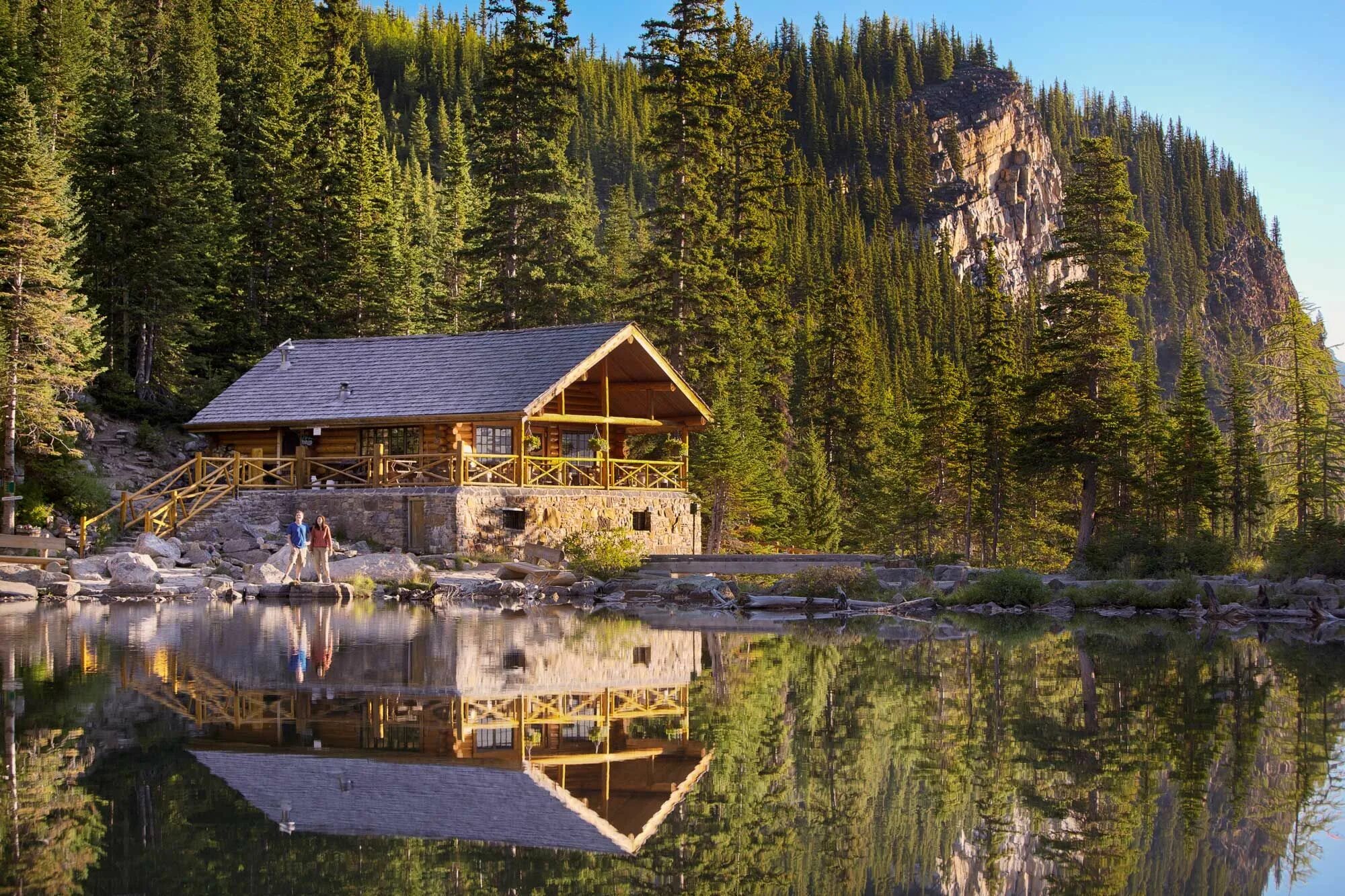 House near the lake. Штат Монтана домик у озера. Фахверк Швейцария горы озеро лес. Лес горы штат Монтана домик у озера. Дом Уилла Смита озеро.