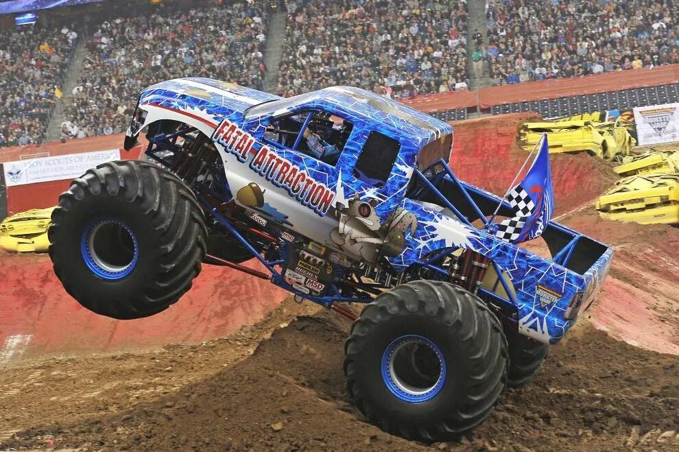 русский монстр трак. соревнования монстр траков. монстр траки монстер джем. бигфуты на соревнованиях. монстр трак гонки препятствия.