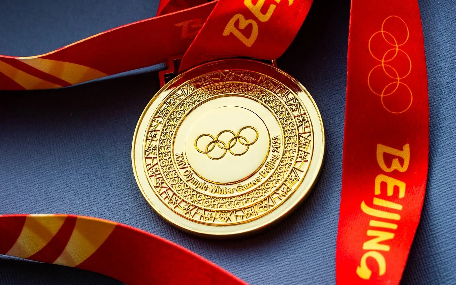 Олимпийские игры китай медали. Олимпийские медали в Пекине 2022. Золотая Олимпийская медаль Пекин 2022. Олимпийские награды в Пекине 2022. Золотая медаль Олимпийских игр 2022.