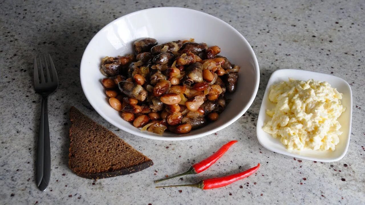 Куру фасолью. Куриные сердечки с фасолью. Сердечки с фасолью. Сердечки с фасолью в томатном соусе. Куриные сердечки тушеные с фасолью.