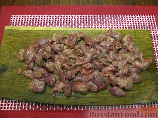 Можно ли давать кошке куриную печень. Зеленоватая прожилка куриной печени. прожилки в куриной печени. куриная печень прожилки. куриная печень с белыми вкраплениями.