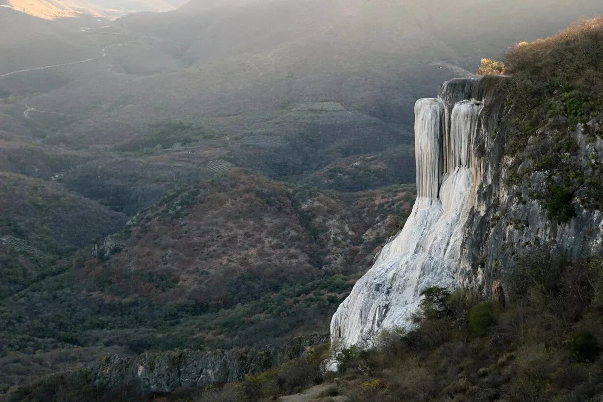 Stone fell. Водопад Иерве-Эль-Агуа. Каменный водопад Мексика. Штат Оахака Мексика. Оахака застывшие водопады.