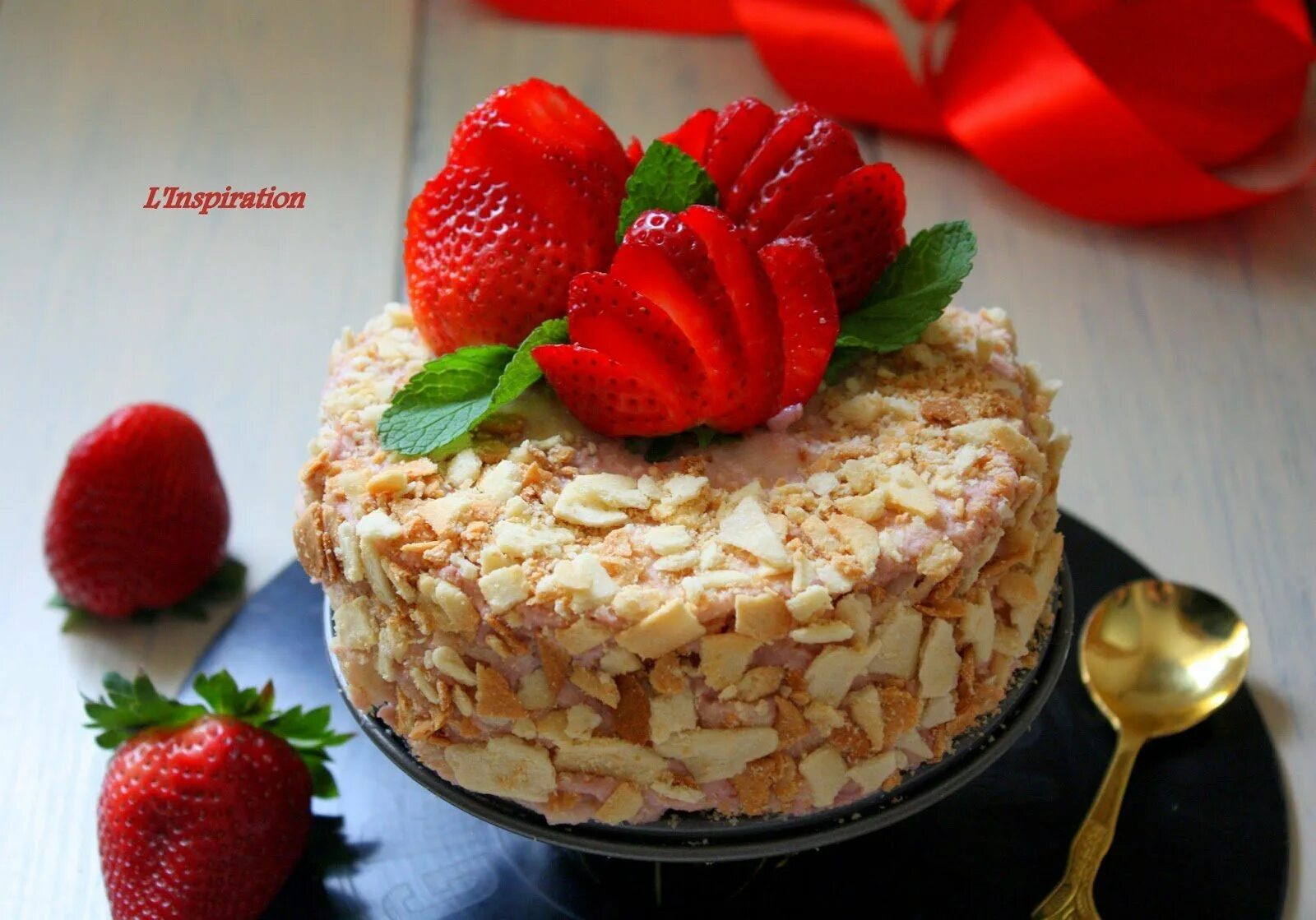 Наполеон с клубникой. Украшение медового торта клубникой. Медовик украшенный клубникой. Наполеон с клубникой и заварным кремом. Торт медовый мильфей.