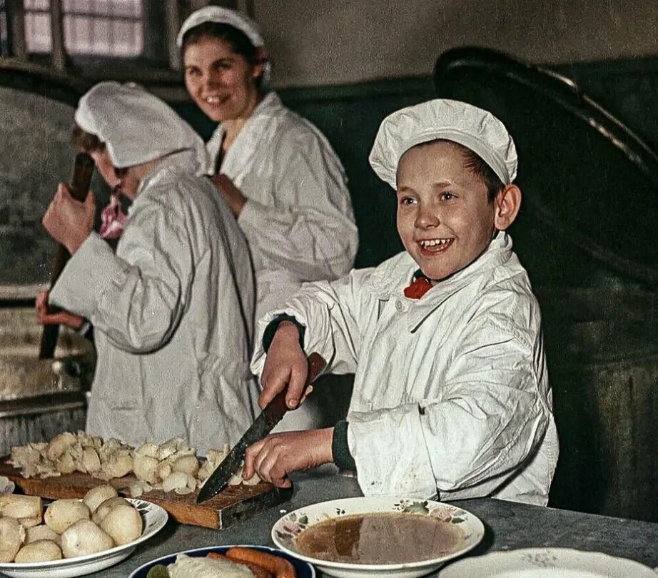 В чем советский союз был первым. Повариха СССР столовая. Советский повар. Повара советских столовых. Советские повара в столовой.