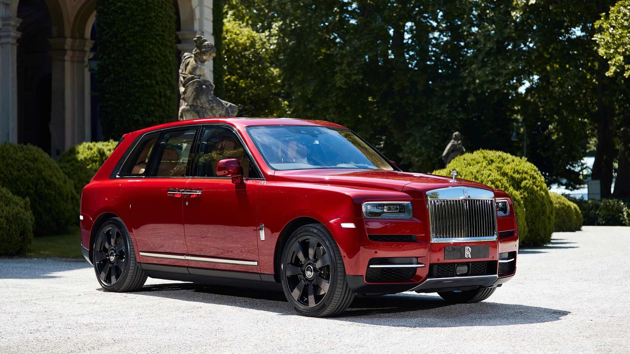 Красный rolls royce cullinan. Джип роллс ройс cullinan. Роллс ройс куллинан черный. Кален машина. Rolls-royce куллинан.