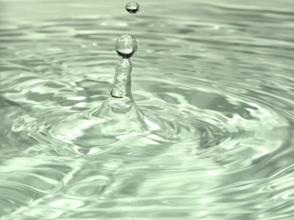 Жидкая вода. Удивительная вода. Термальная вода девушка. Вода наше богатство. Сырая вода.