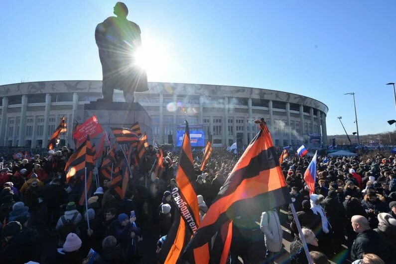 Митинг концерт начало. Митинг в Лужниках. Митинг на стадионе. Митинг концерт в Лужниках. Митинг Путина в Лужниках.