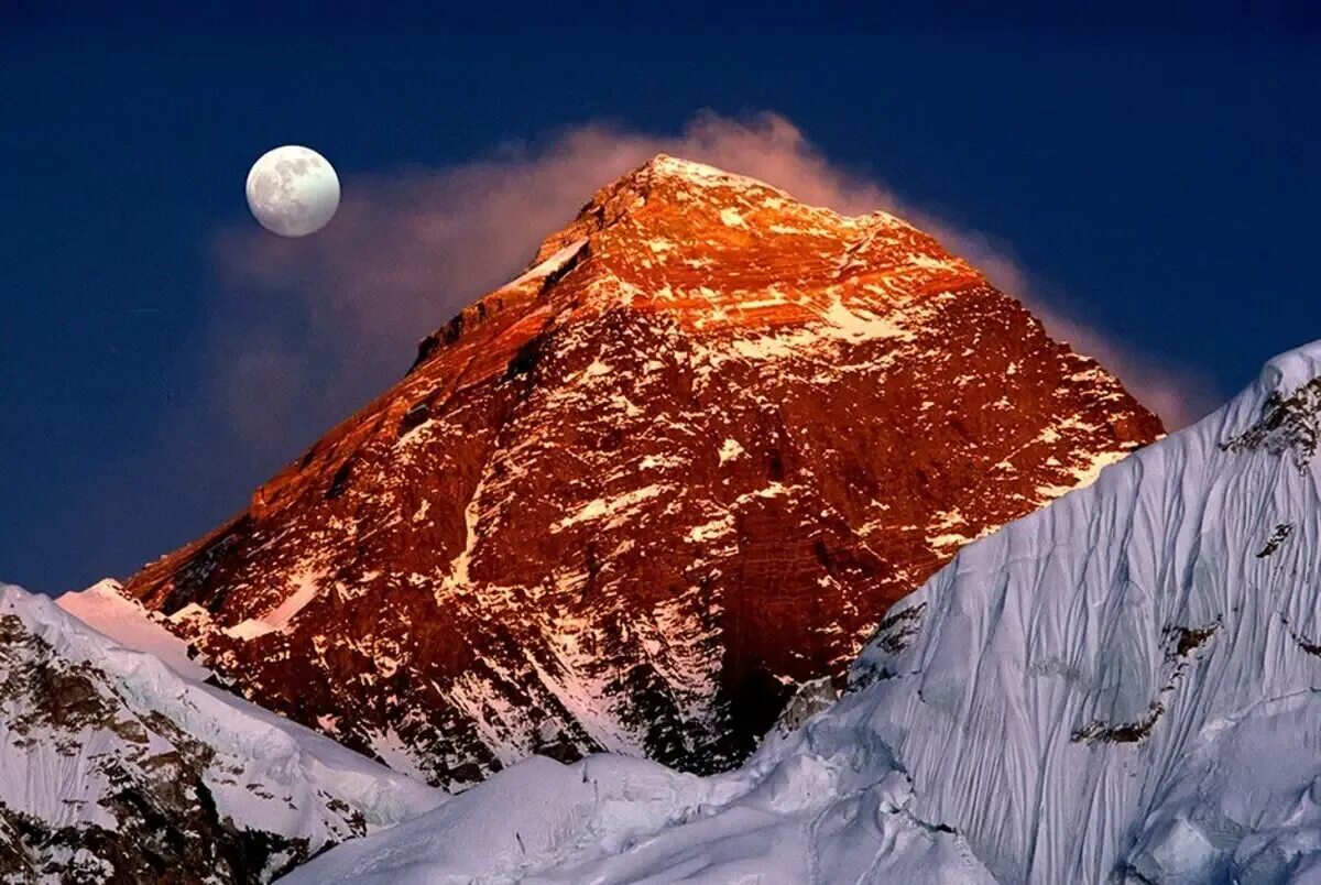 Горы бывают разными высокими и не. Гора Эверест(Джомолунгма). Гималаи Эверест. Эверест самая высокая гора в мире. Джамалумба гора и Эверест.