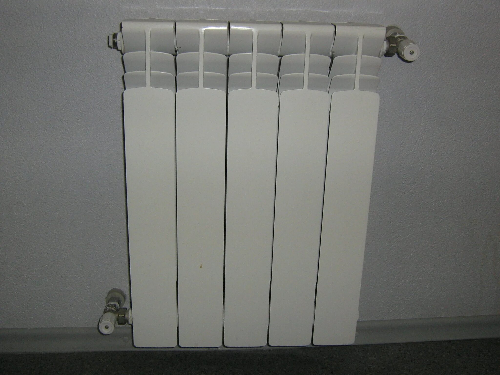 двухтрубная система отопления обвязка радиатора отопления. схема подключения панельных радиаторов. плоский радиатор отопления l2a. двухконтурная батарея. батарея двухконтурная.