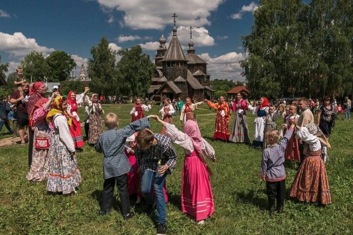 Среди простого народа. Троица в музее деревянного зодчества Суздаль. Музей деревянного зодчества в Суздале. Троица в Суздале 2021. Суздаль музей деревянного зодчества праздник.