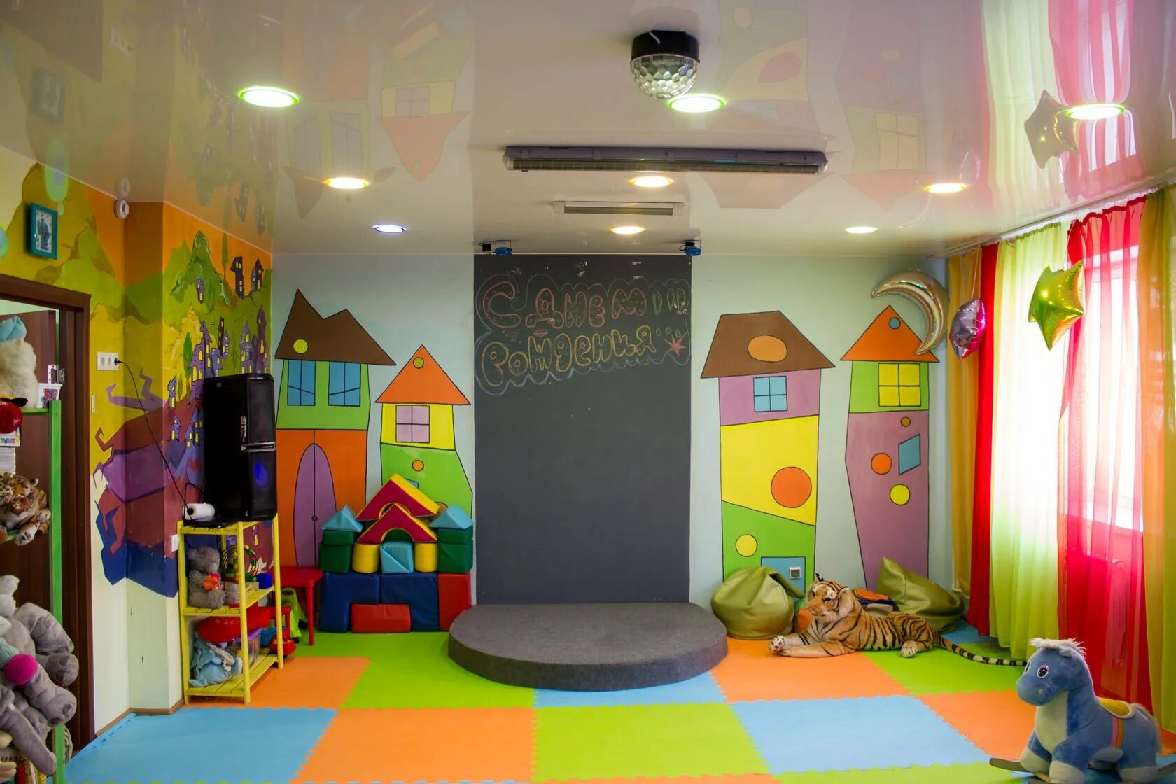 Какая игровая комната. Игровая комната. Игровая комната для детей. Комната для детских праздников. Игровая комната для детских праздников.