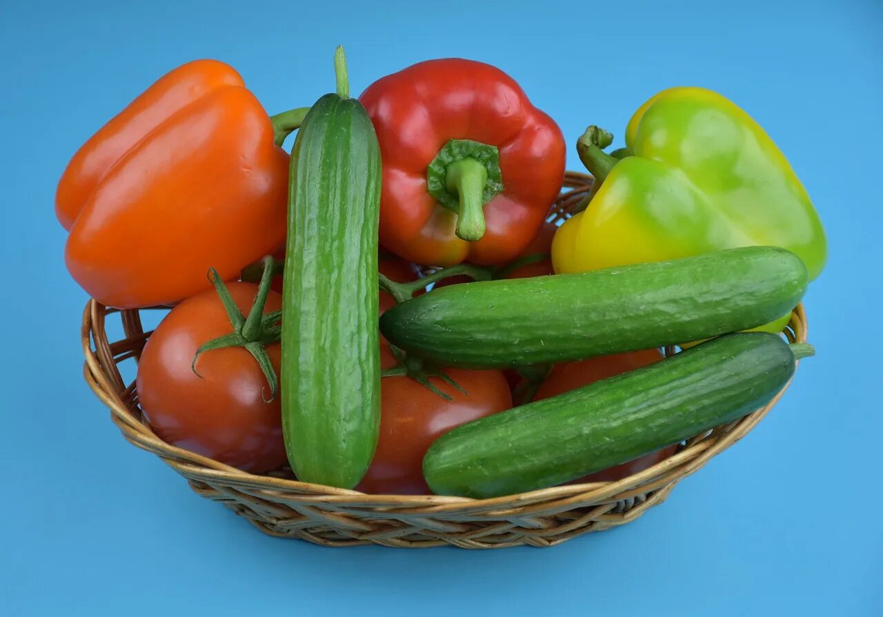 Vegetables and cucumber. Огурцы и помидоры. Томатные овощи. Огурцы в томате. Перец овощной.