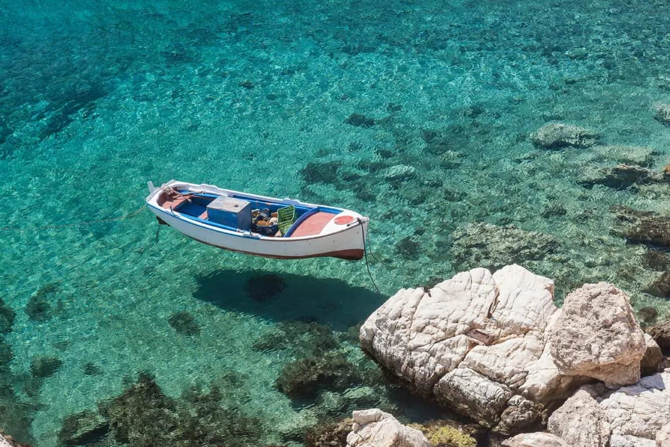 Вода на греческом. Прозрачное море. Прозрачная вода море. Лодка на прозрачной воде. Самое прозрачное море в мире.