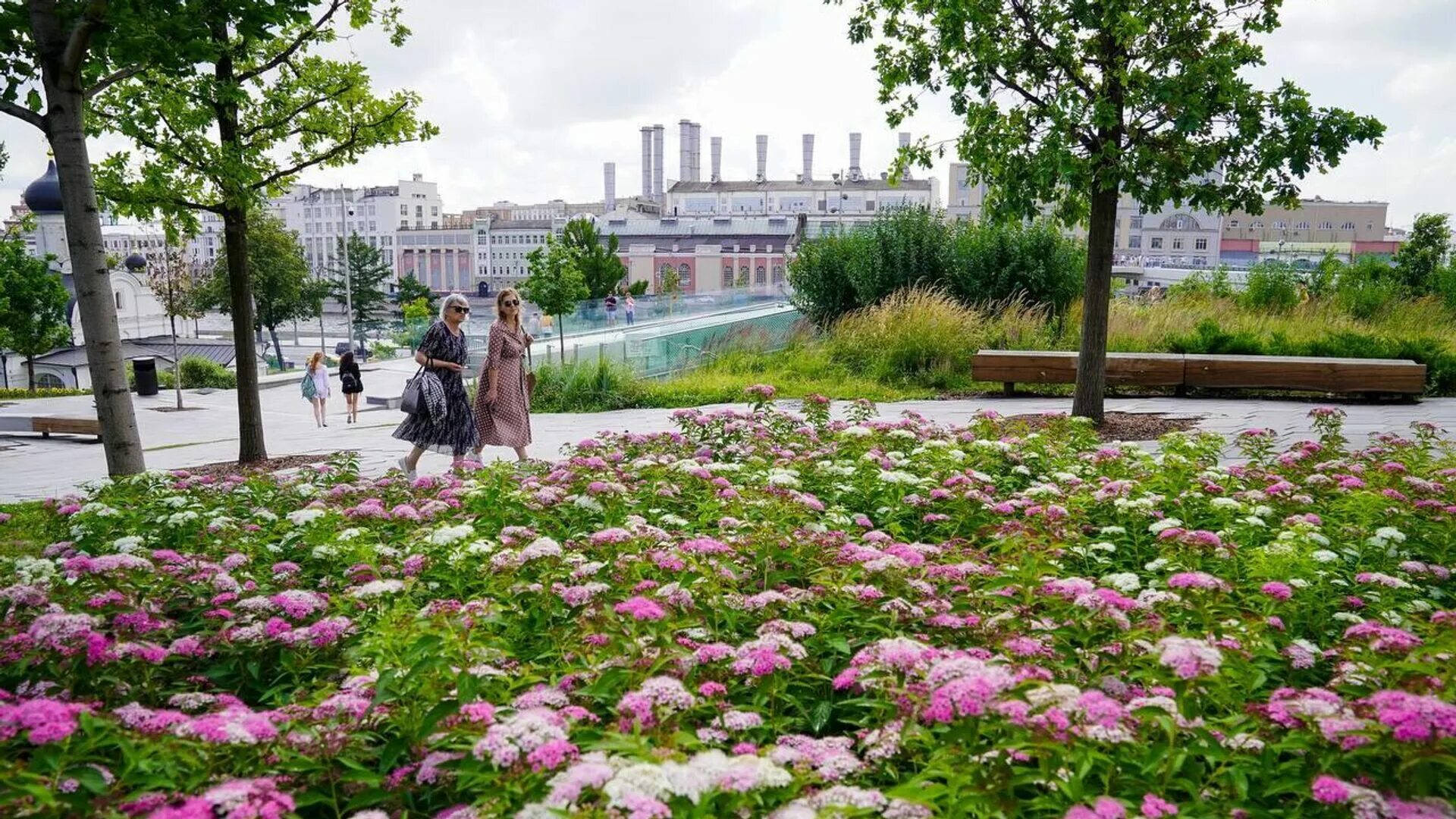 Москва экономический центр. Города россии. Дорожные работы. Трактор для гор. Городское хозяйство москвы.