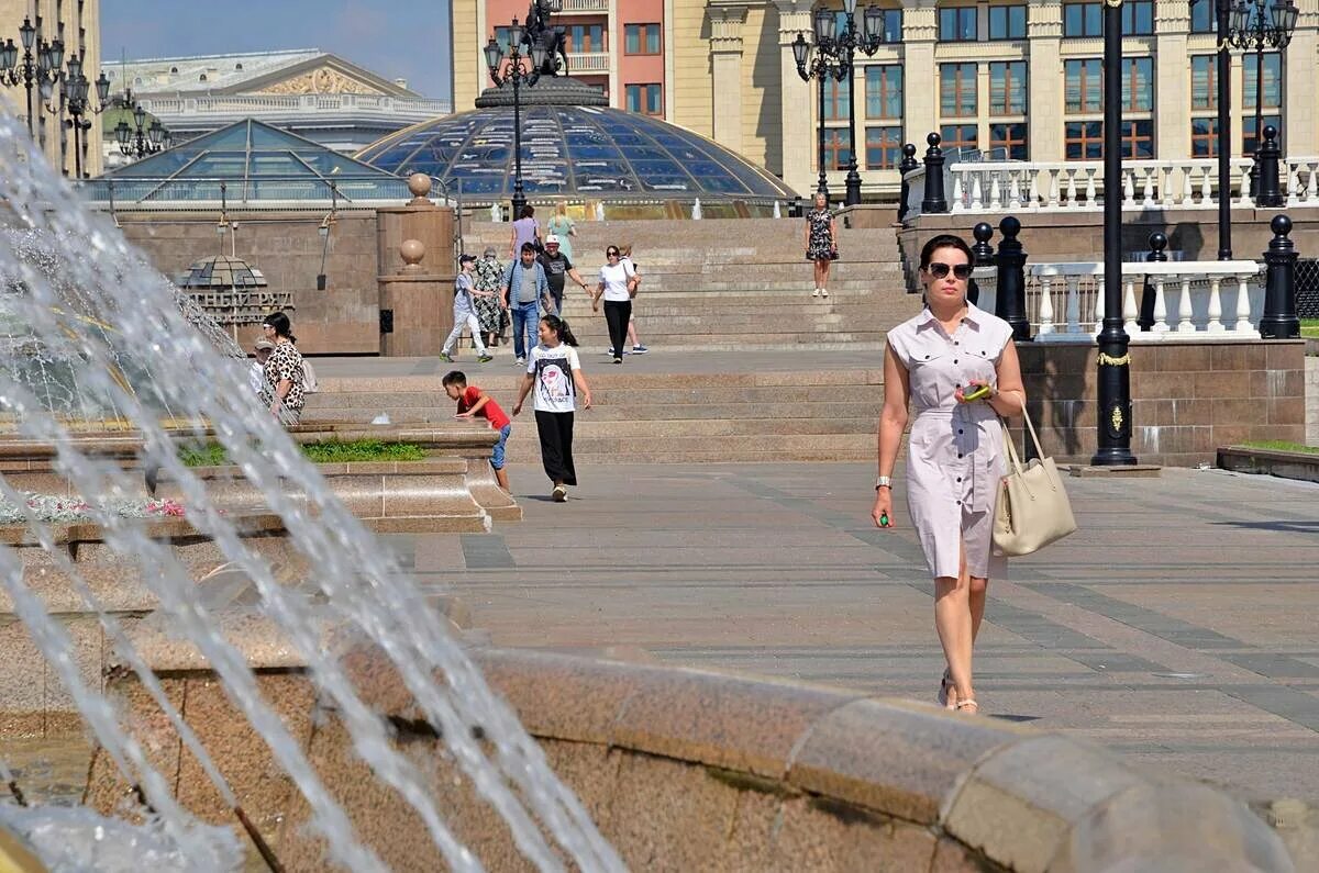 Жара в Москве. Море в Москве. Вечерняя Москва фото. Жаркое лето 2010 в России. Воздух в москве 2020