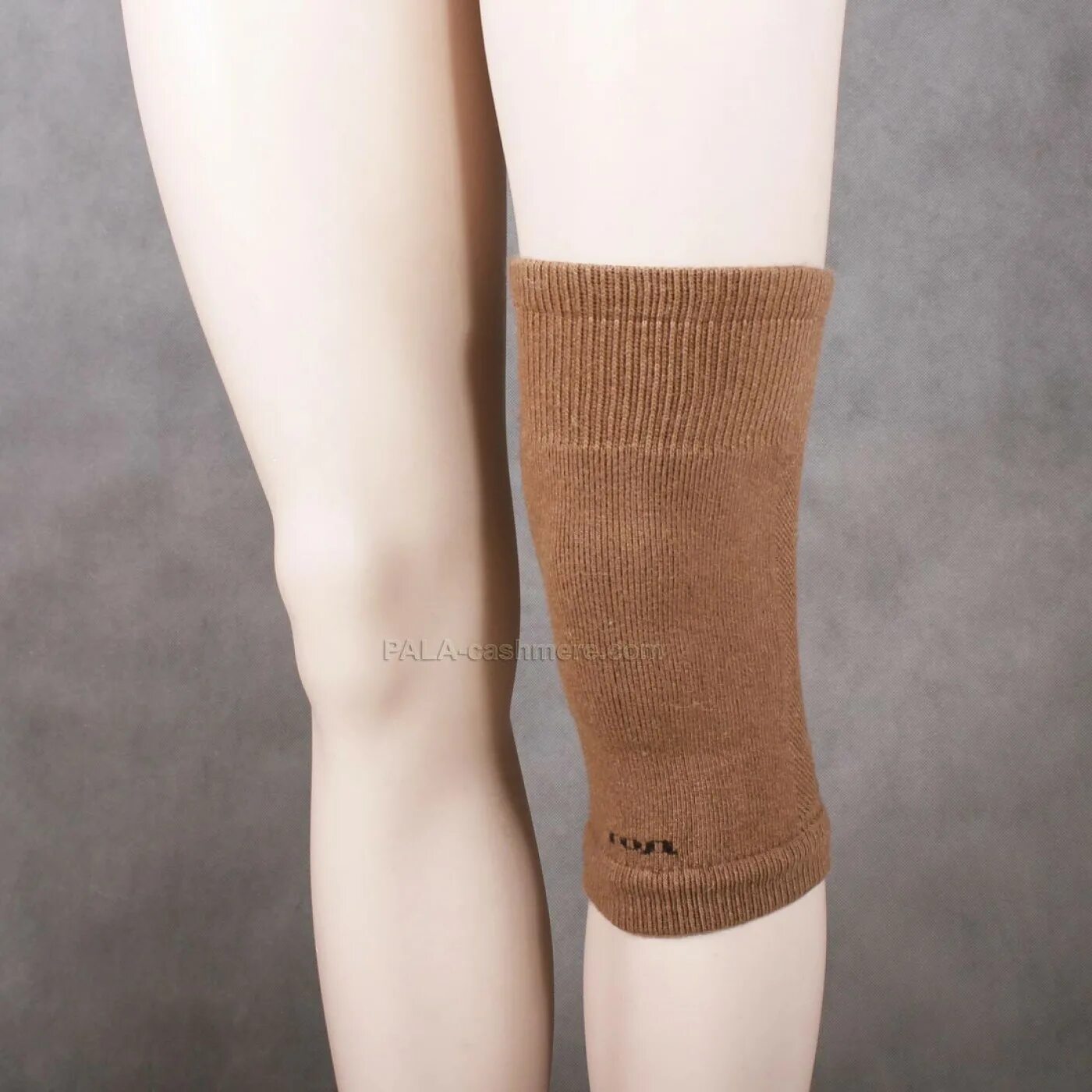 вязание наколенника спицами. наколенник из шерсти спицами. наколенники тод из верблюжьей шерсти. наколенник из шерсти спицами. вязаные наколенники из шерсти.