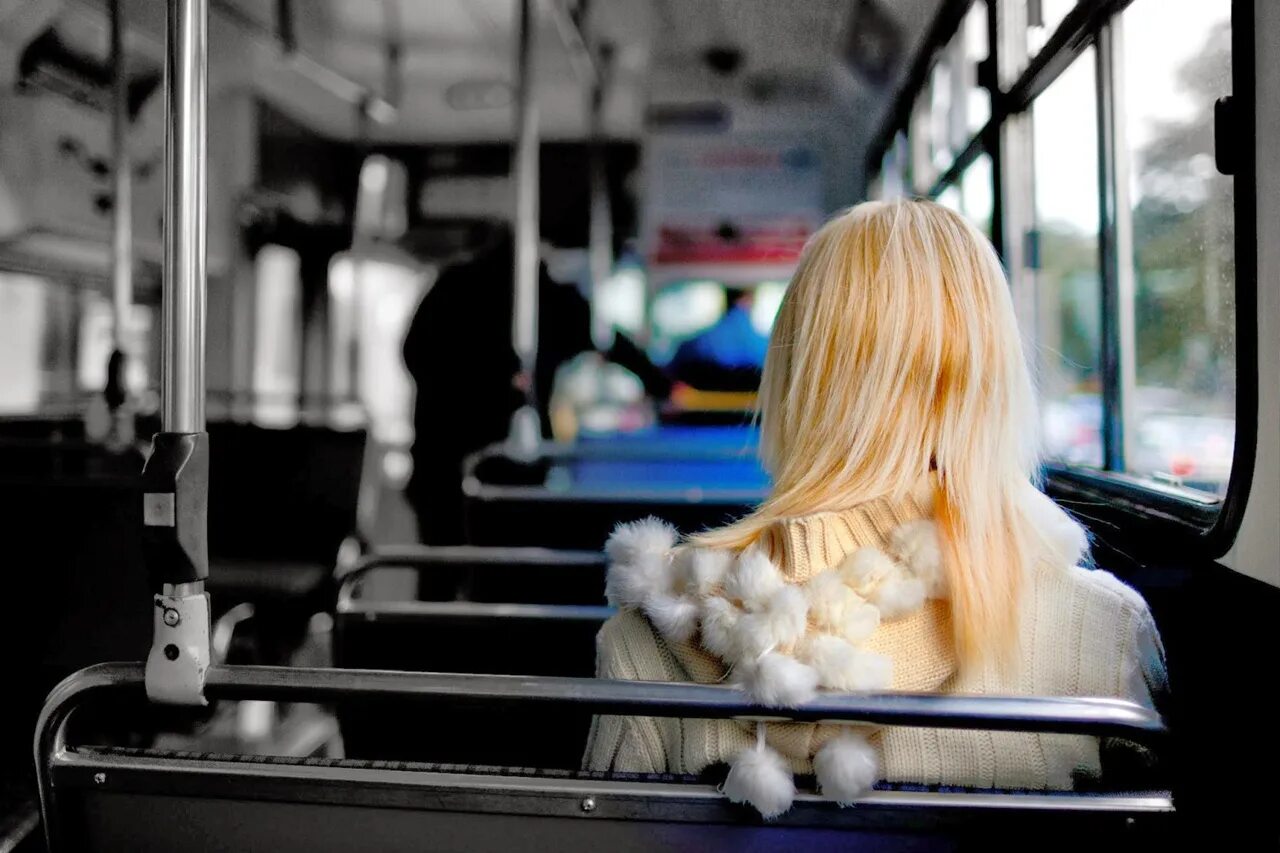 Казашка в автобусе. Девушка в маршрутке. девочка в автобусе. девушка в трамвае. автобус.
