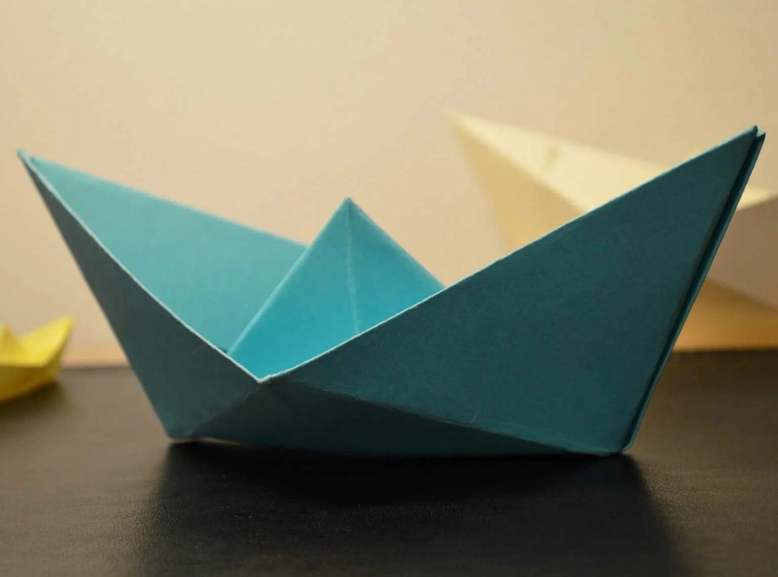 Весенний кораблик из бумаги. Оригами кораблик. Бумажный кораблик. Корабль оригами из бумаги. Украшения для бумажных корабликов.