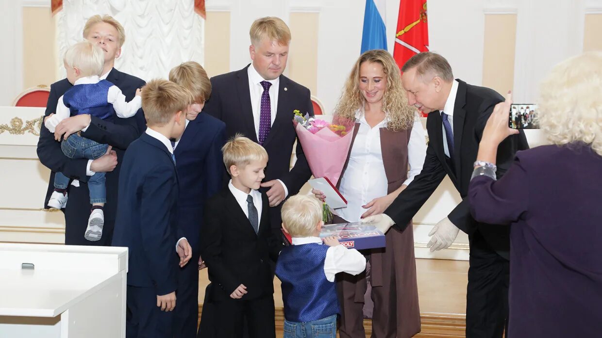 Награждение многодетных. Награждение многодетных семей. награждение бегловым в смольном многодетных семей. беглов семья.