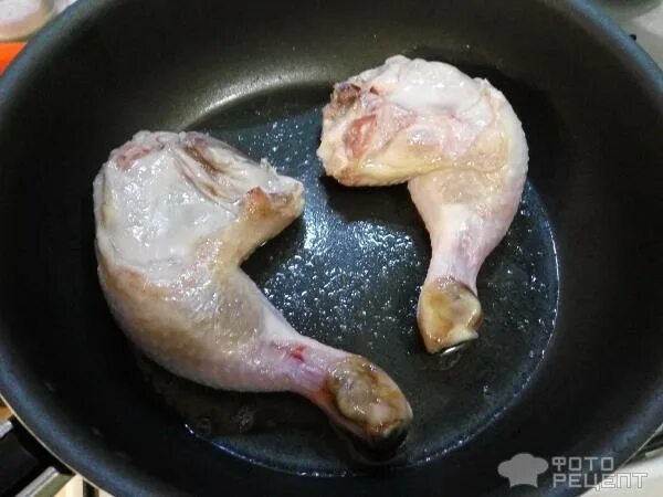 курица с чесноком и майонезом. жареная курочка на сковороде. жареная курица на сковороде. окорочок куриный жареный. жареные куриные ножки.