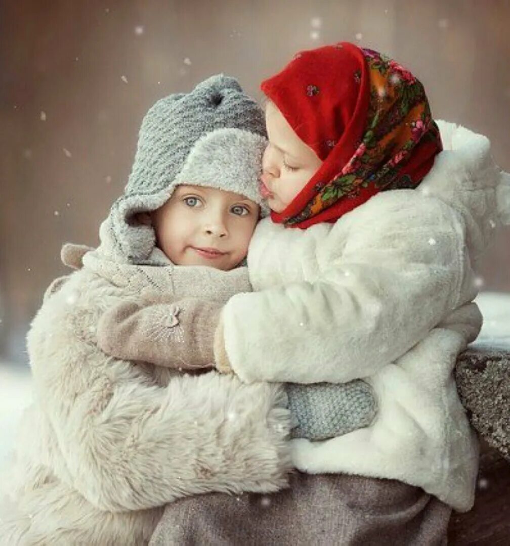 Зимой дети любят. Объятия зима. Зима для детей. Теплые объятия. Зимняя нежность.