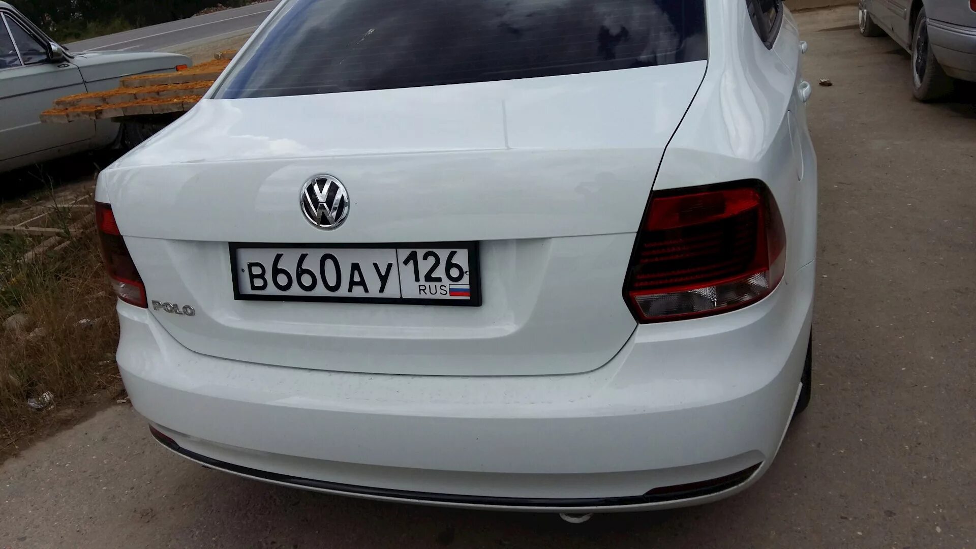 Фольксваген поло 198 регион. Volkswagen polo ducktail. Фольксваген поло номер 231. Белая рамка номера поло. Поло с номером 9.