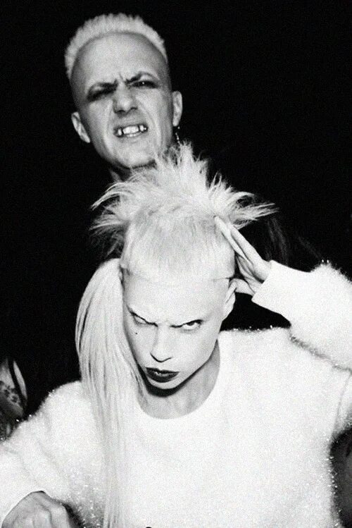 Ниндзя группа die antwoord. Die antwoord i don't care. Йоланди фиссер. Antwoord i don t care. Йоланди и ниндзя.
